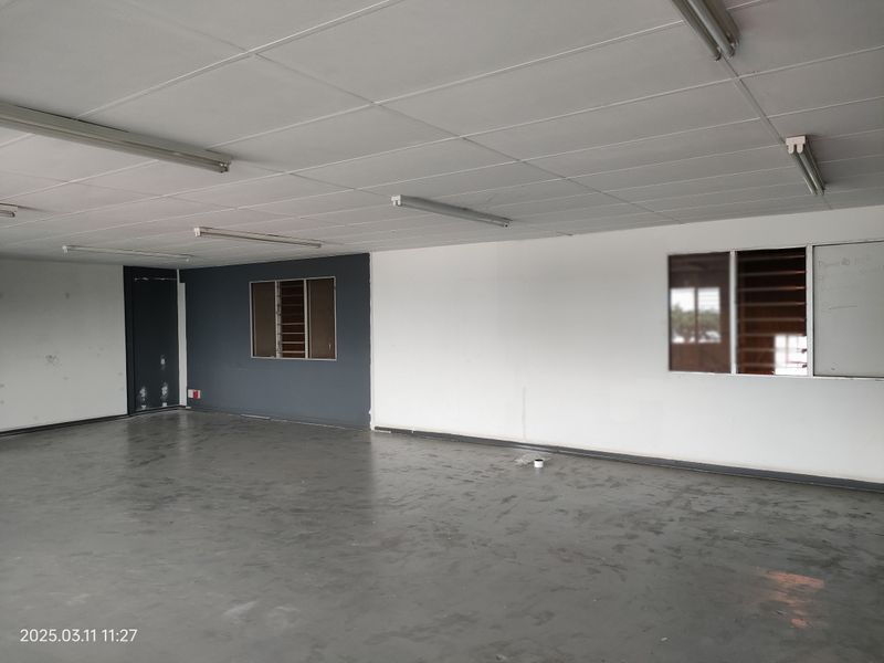 378m2  Warehouse  - TO LEASE - Photo 5
