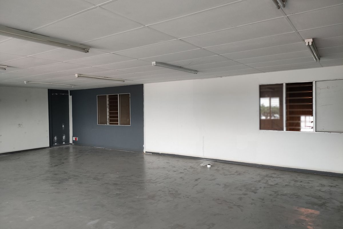 378m2  Warehouse  - TO LEASE - Photo 5