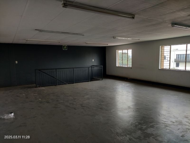 378m2  Warehouse  - TO LEASE - Photo 3