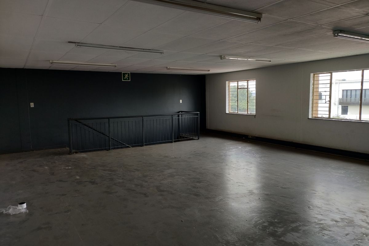 378m2  Warehouse  - TO LEASE - Photo 3