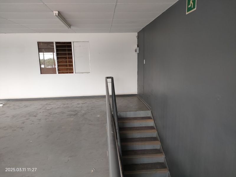 378m2  Warehouse  - TO LEASE - Photo 2