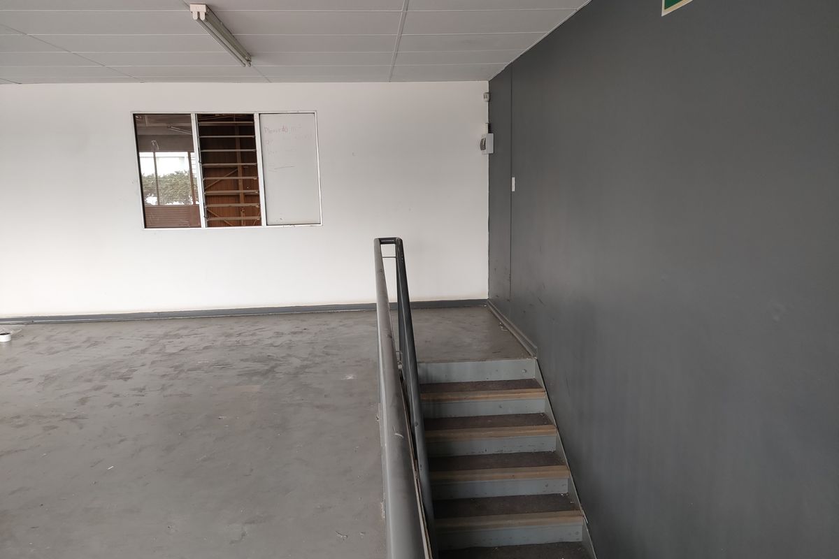 378m2  Warehouse  - TO LEASE - Photo 2