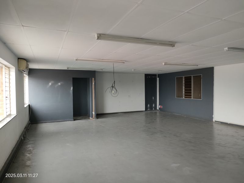 378m2  Warehouse  - TO LEASE - Photo 4