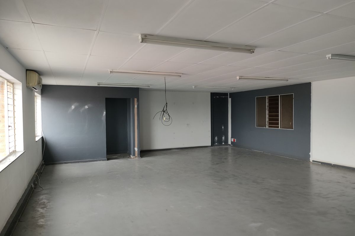 378m2  Warehouse  - TO LEASE - Photo 4