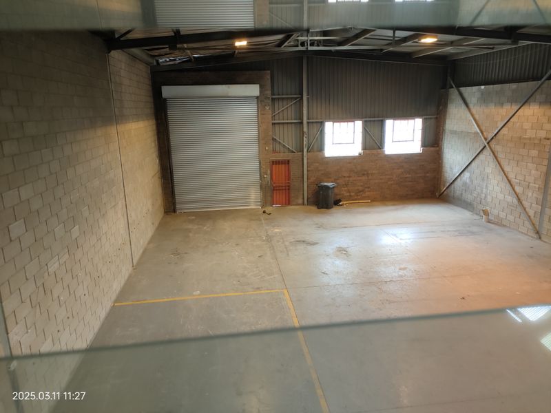 378m2  Warehouse  - TO LEASE - Photo 10