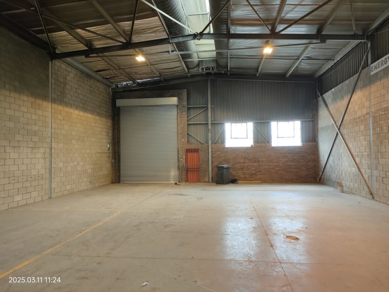 378m2  Warehouse  - TO LEASE - Photo 7