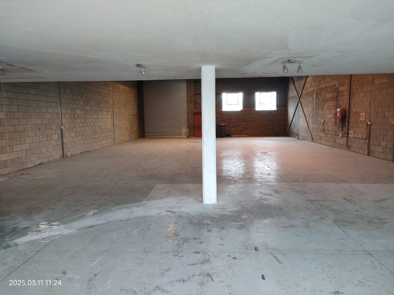 378m2  Warehouse  - TO LEASE - Photo 8