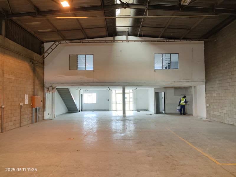 378m2  Warehouse  - TO LEASE - Photo 9