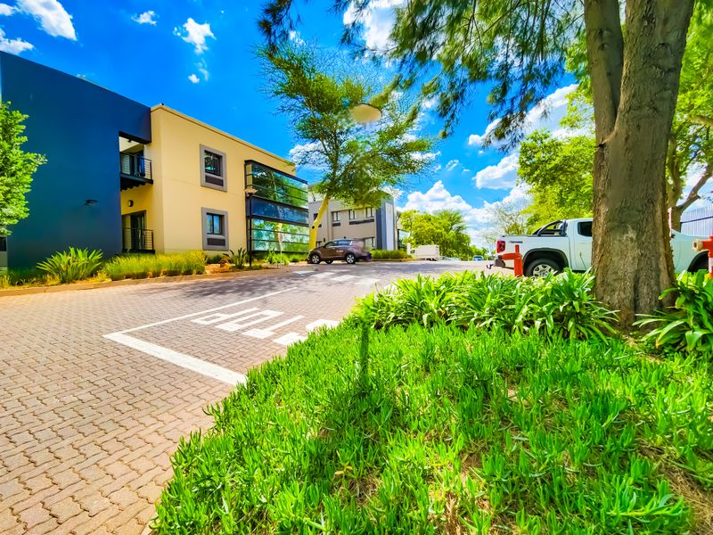 166m2 Modern Office to Let in Clearwater Office Park - Photo 3