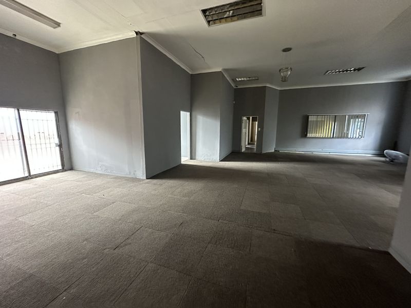 344m2 Office/Showroom/Retail space to let - DIRECT FROM OWNERS, with FREE PARKING + extra perks! - Photo 9