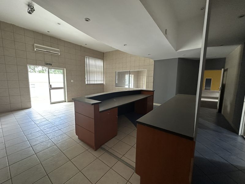 344m2 Office/Showroom/Retail space to let - DIRECT FROM OWNERS, with FREE PARKING + extra perks! - Photo 7