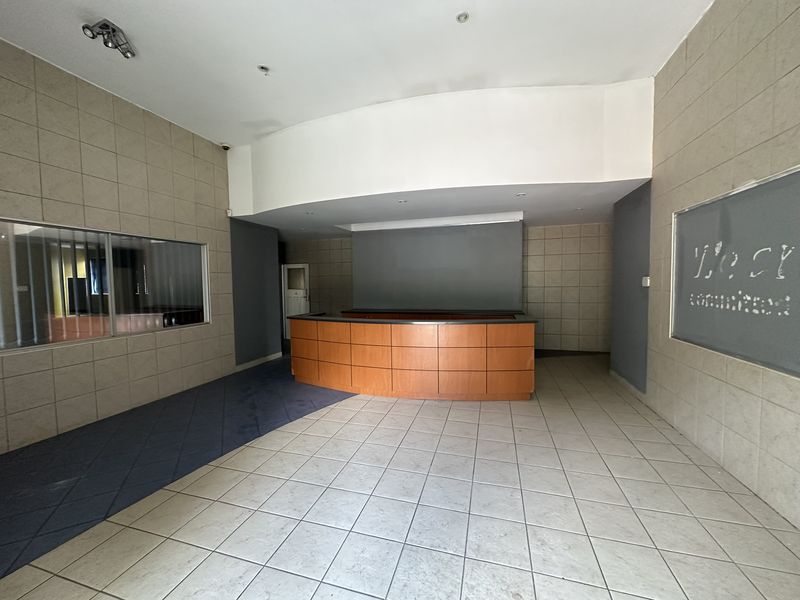 344m2 Office/Showroom/Retail space to let - DIRECT FROM OWNERS, with FREE PARKING + extra perks! - Photo 6