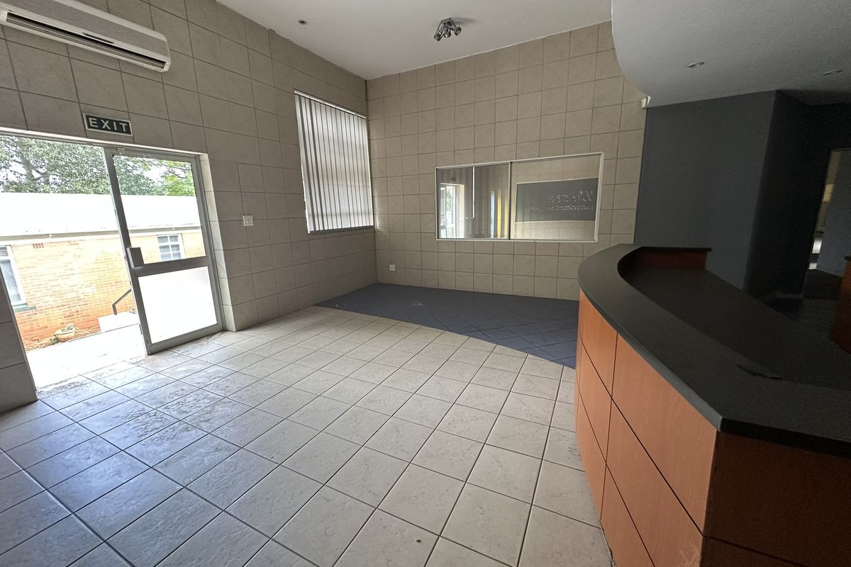 344m2 Office/Showroom/Retail space to let - DIRECT FROM OWNERS, with FREE PARKING + extra perks! - Photo 5