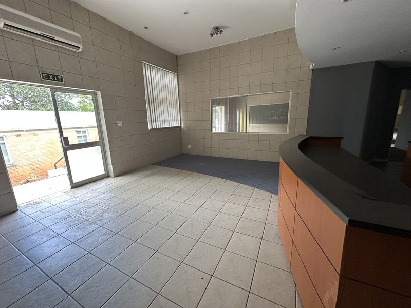 344m2 Office/Showroom/Retail space to let - DIRECT FROM OWNERS, with FREE PARKING + extra perks! - Photo 5