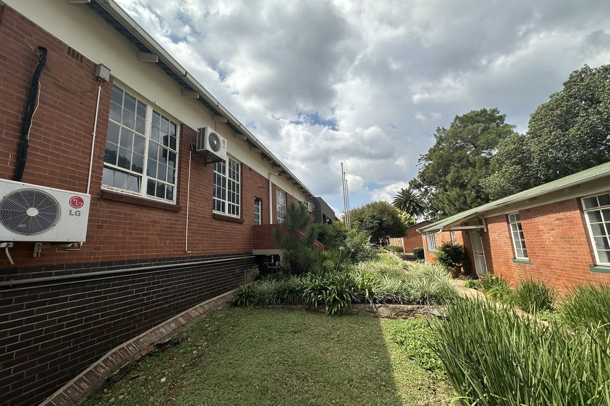 344m2 Office/Showroom/Retail space to let - DIRECT FROM OWNERS, with FREE PARKING + extra perks! - Photo 3