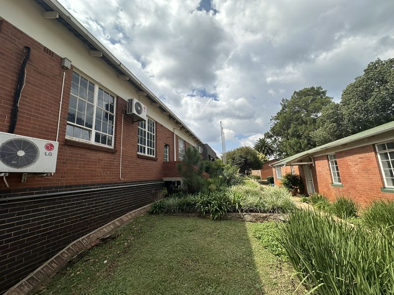 344m2 Office/Showroom/Retail space to let - DIRECT FROM OWNERS, with FREE PARKING + extra perks! - Photo 3