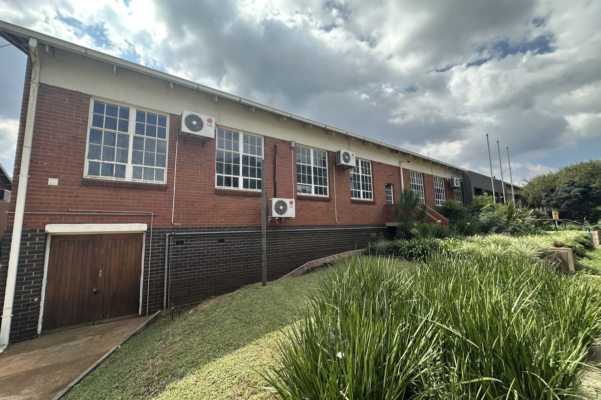 344m2 Office/Showroom/Retail space to let - DIRECT FROM OWNERS, with FREE PARKING + extra perks! - Photo 2