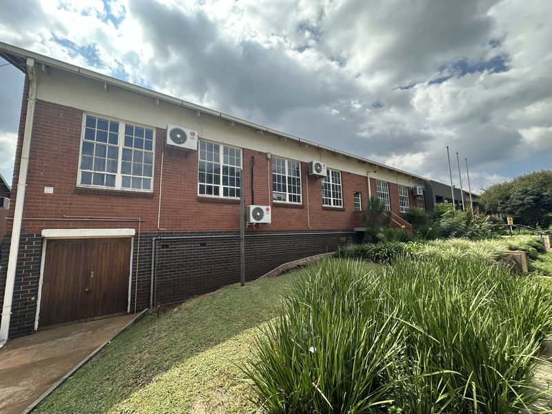 344m2 Office/Showroom/Retail space to let - DIRECT FROM OWNERS, with FREE PARKING + extra perks! - Photo 2