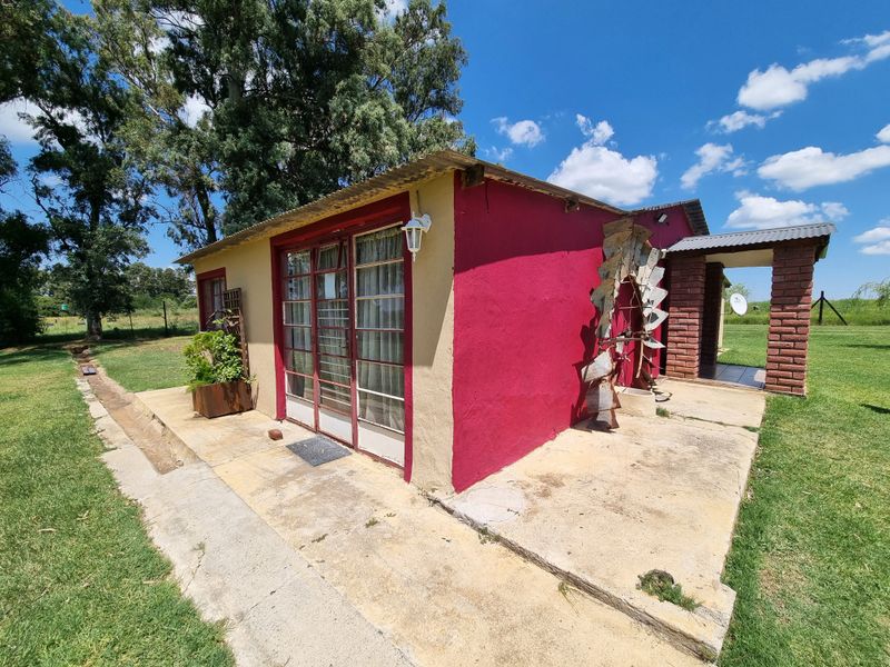 Exceptional Investment Opportunity - Guest Lodge and Farm Stall - Busy R30 Route! - Photo 8