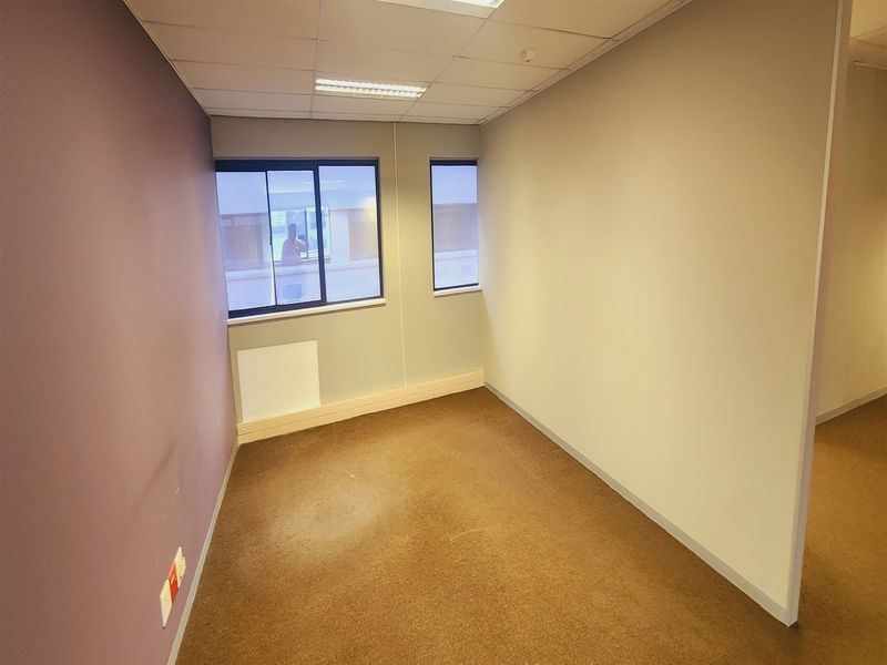 Offices to lo let Sandton - Photo 8