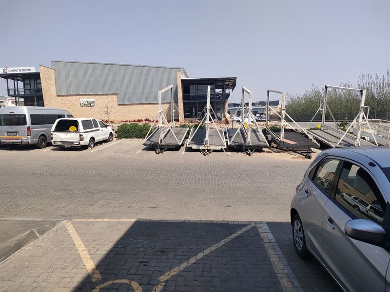 866m2  Warehouse  - TO LEASE - Photo 2