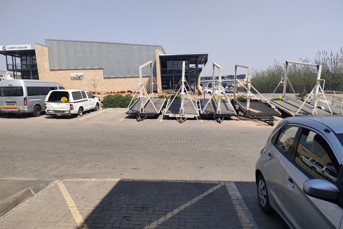 866m2  Warehouse  - TO LEASE - Photo 2