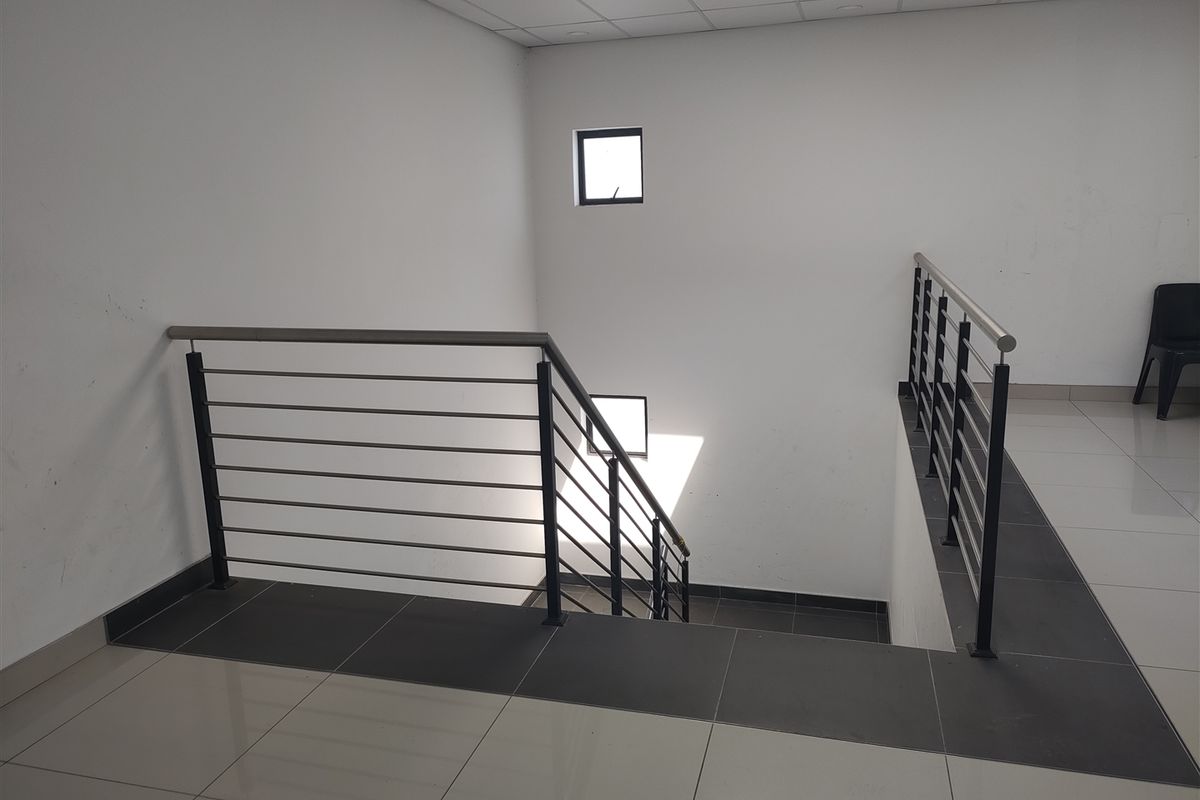 866m2  Warehouse  - TO LEASE - Photo 5