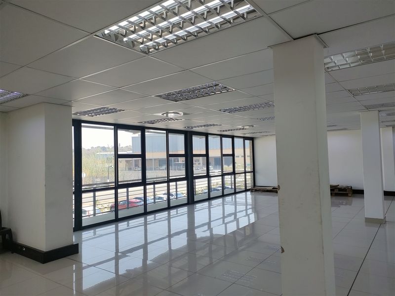 866m2  Warehouse  - TO LEASE - Photo 4