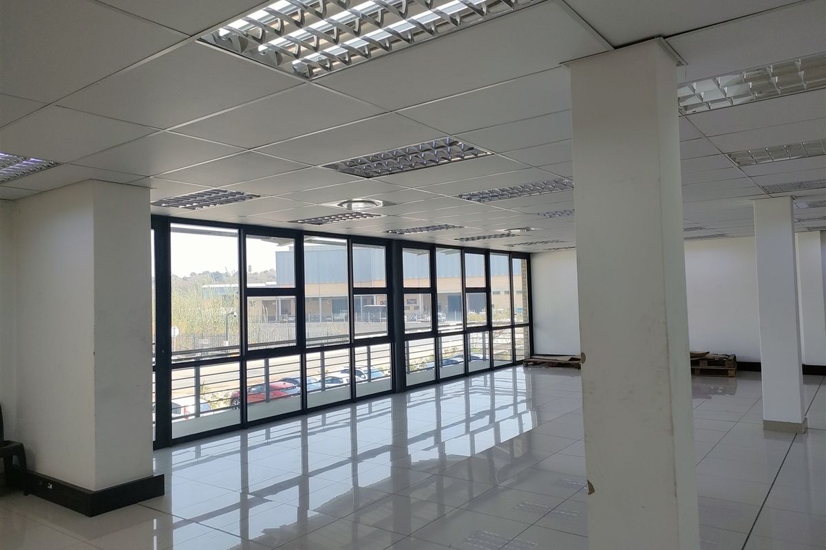 866m2  Warehouse  - TO LEASE - Photo 4