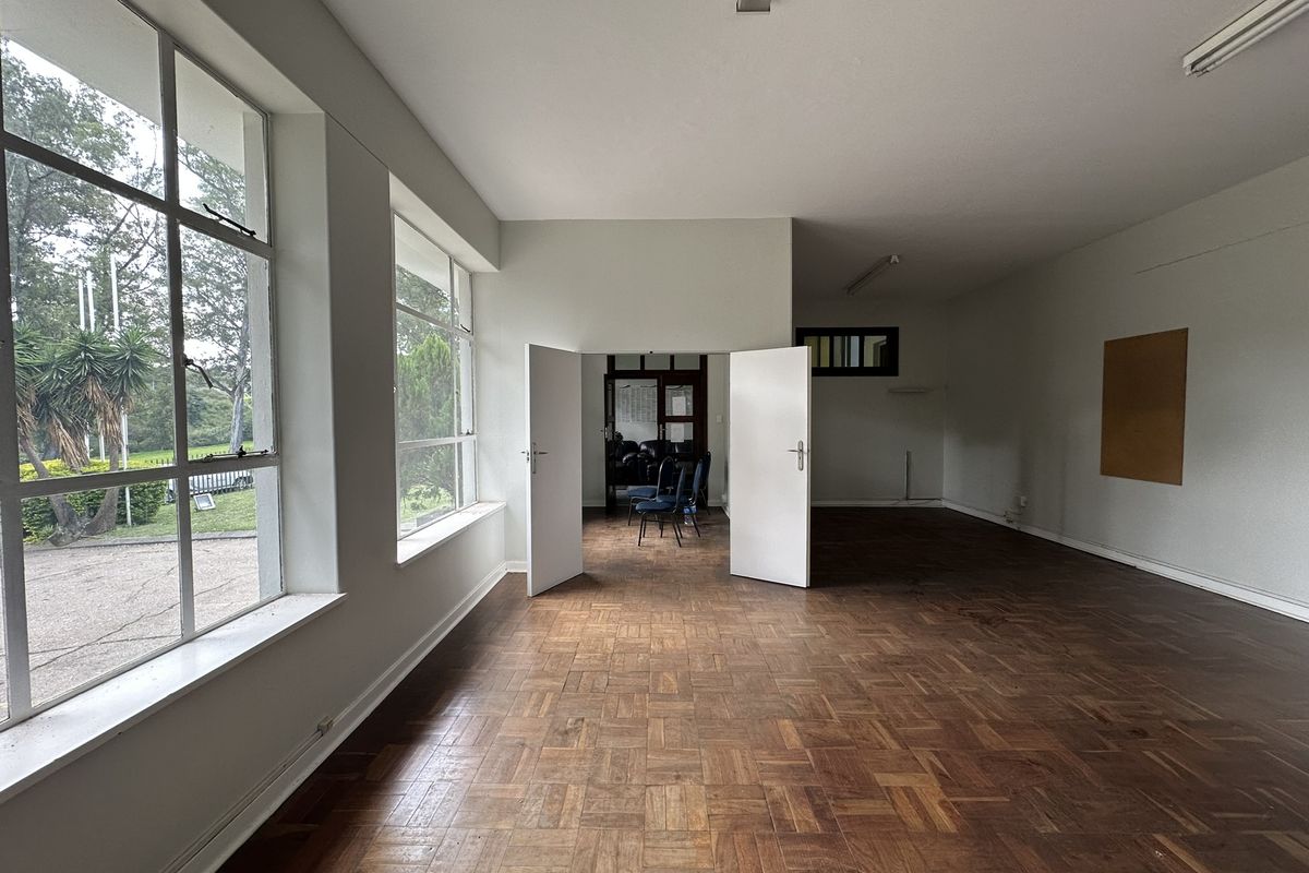 Ground Floor Office/Showroom/Retail space to Let - Founders Hill - direct from owner with perks! - Photo 4