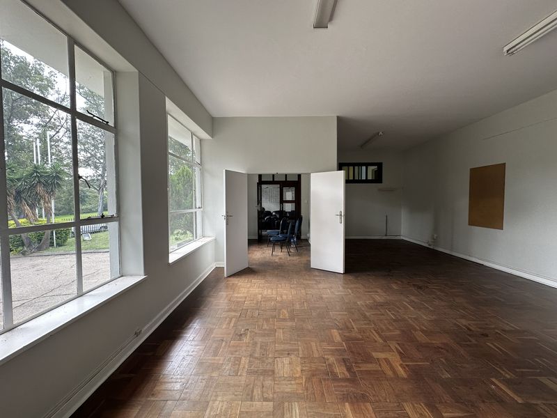 Ground Floor Office/Showroom/Retail space to Let - Founders Hill - direct from owner with perks! - Photo 4