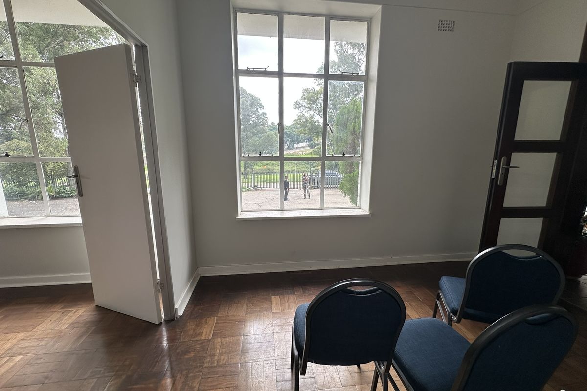 Ground Floor Office/Showroom/Retail space to Let - Founders Hill - direct from owner with perks! - Photo 5