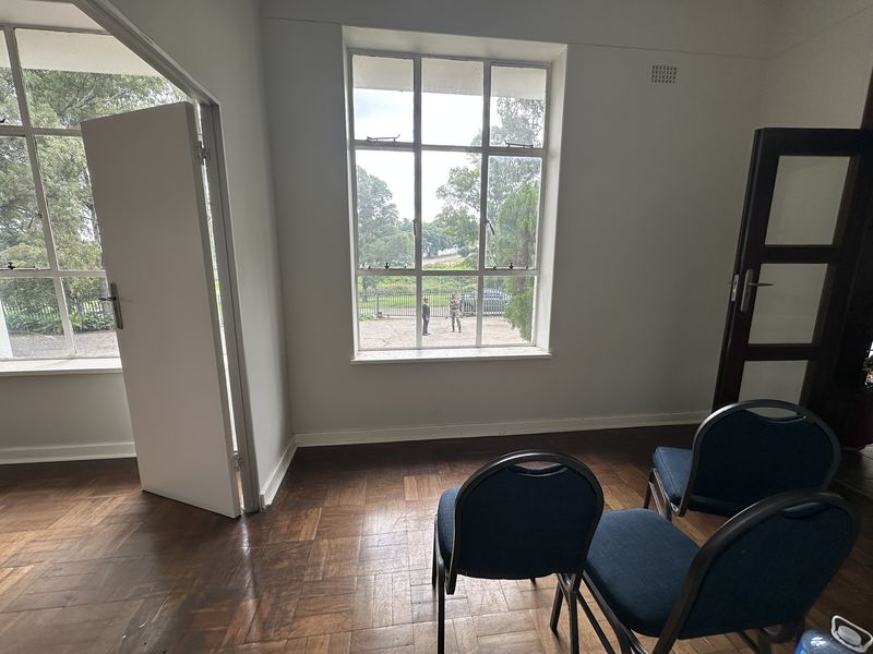 Ground Floor Office/Showroom/Retail space to Let - Founders Hill - direct from owner with perks! - Photo 5