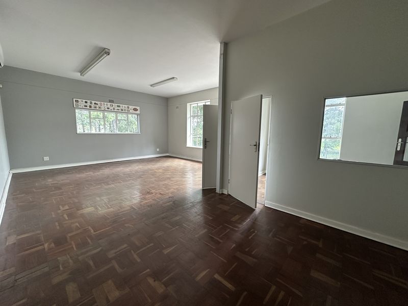 Ground Floor Office/Showroom/Retail space to Let - Founders Hill - direct from owner with perks! - Photo 6