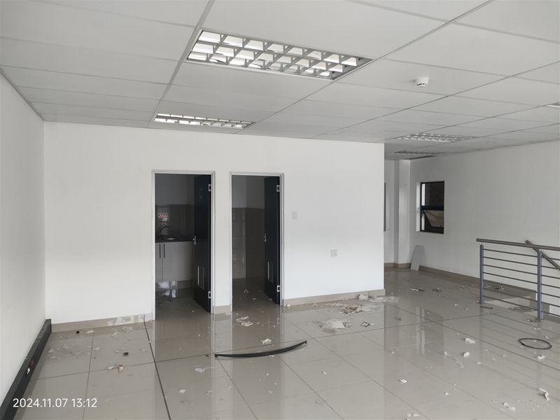 460m2  Warehouse  - TO LEASE - Photo 7