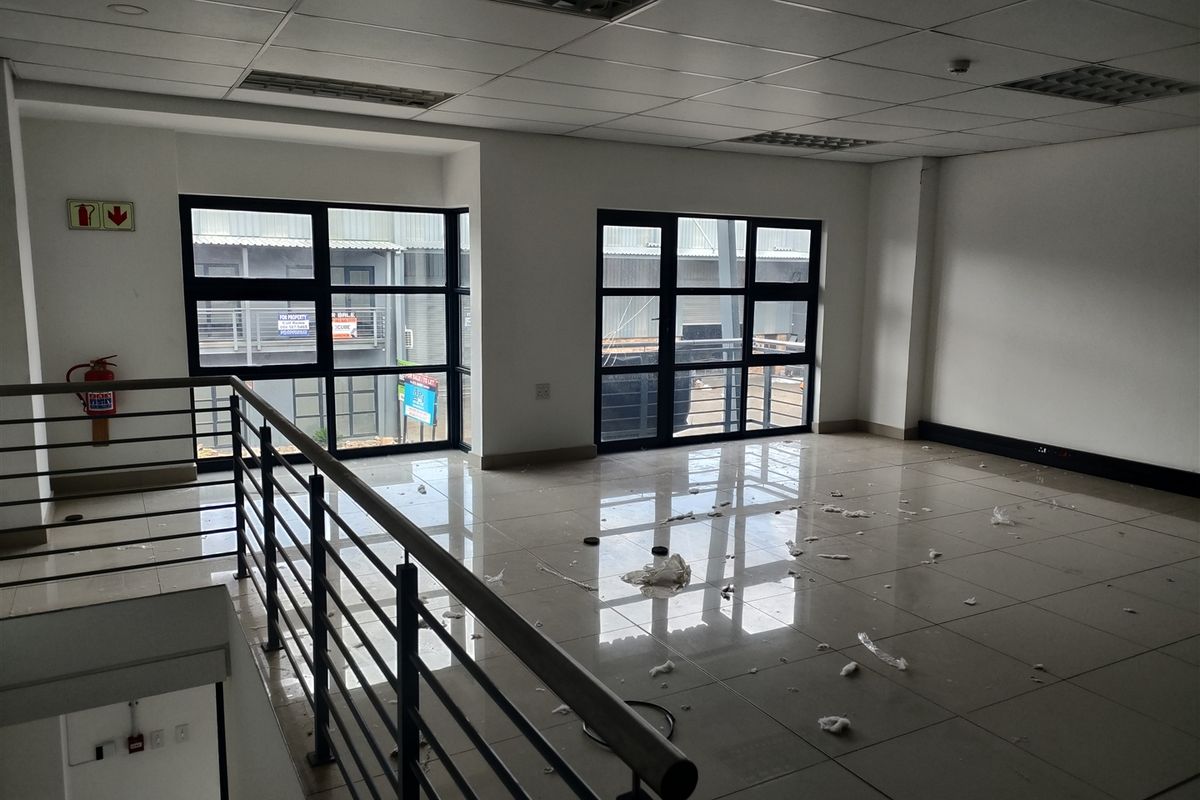 460m2  Warehouse  - TO LEASE - Photo 4