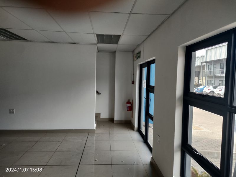 460m2  Warehouse  - TO LEASE - Photo 3