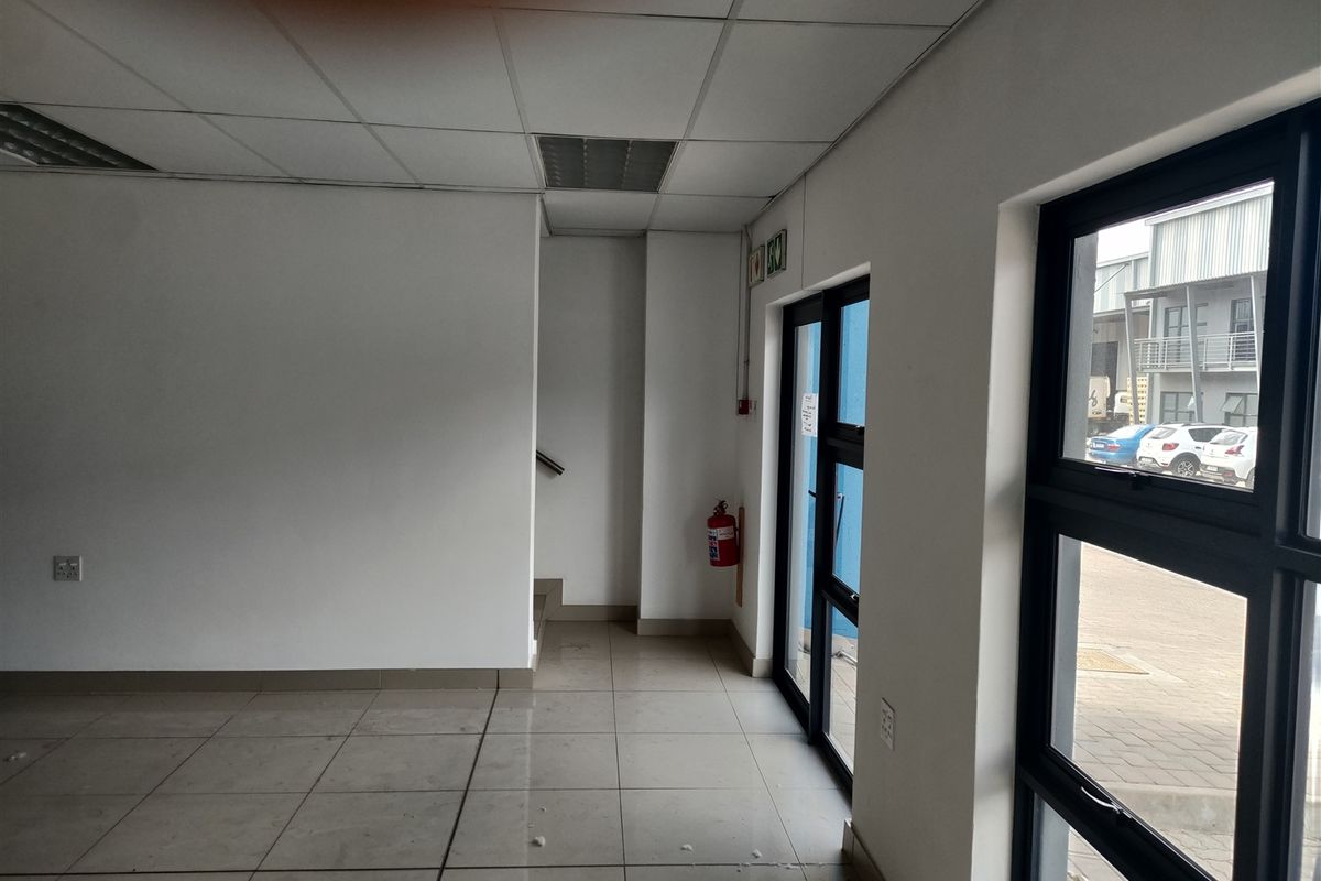 460m2  Warehouse  - TO LEASE - Photo 3