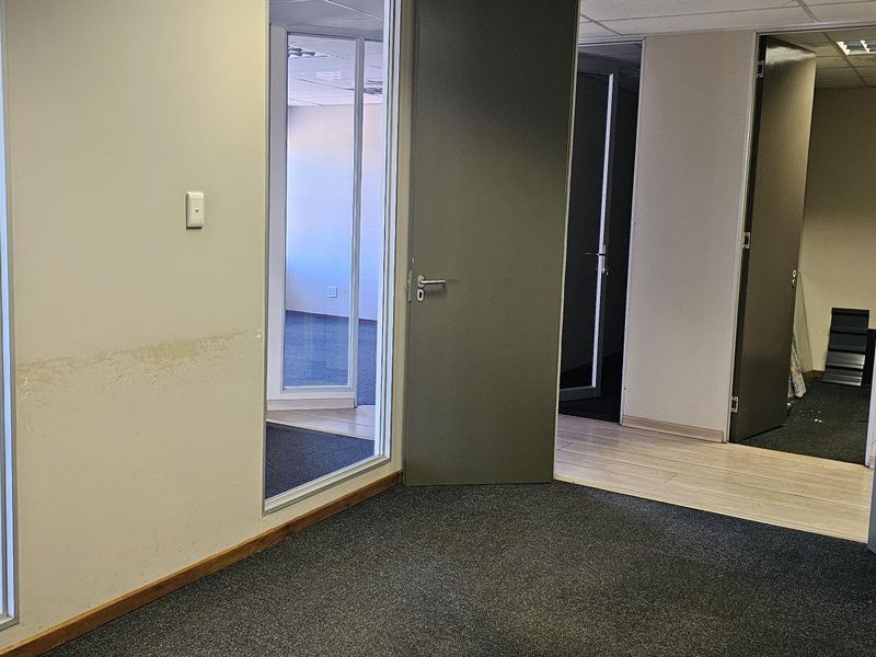 Your Next Business Move Starts Here – 182m2 Office TO LET - Photo 6