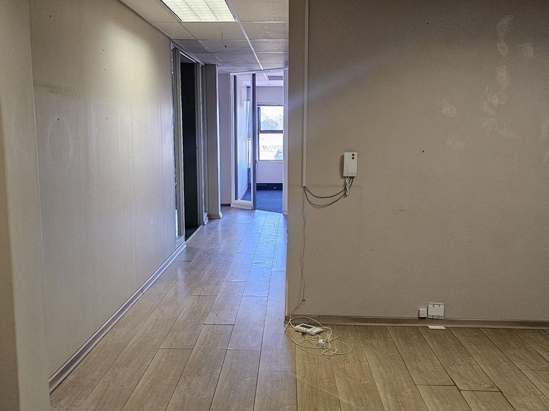 Your Next Business Move Starts Here – 182m2 Office TO LET - Photo 3