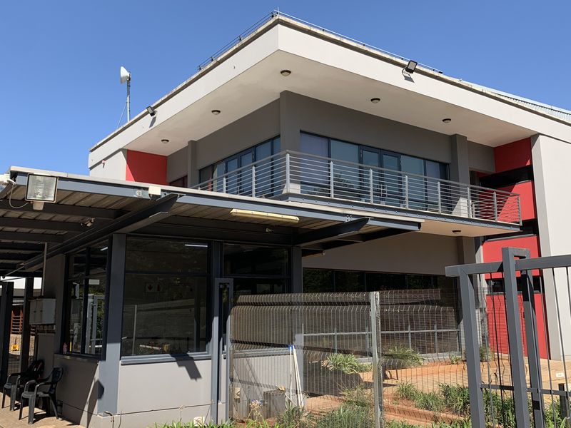 Warehouse to let in Pomona - Photo 5