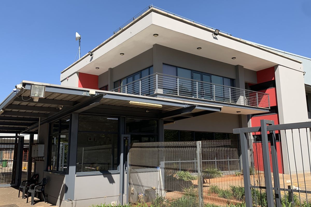 Warehouse to let in Pomona - Photo 5