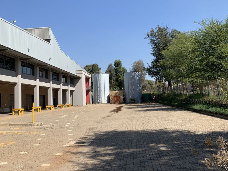 Warehouse to let in Pomona - Photo 6