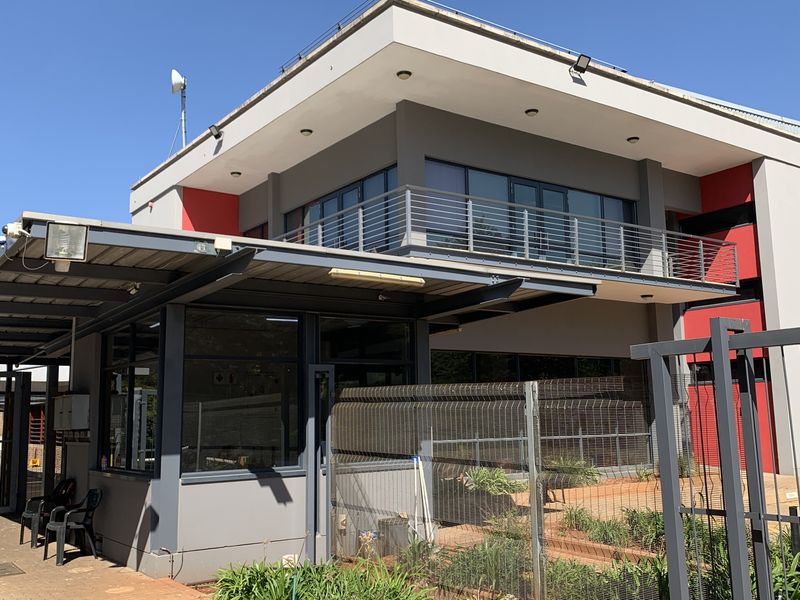 Warehouse to let in Pomona - Photo 4