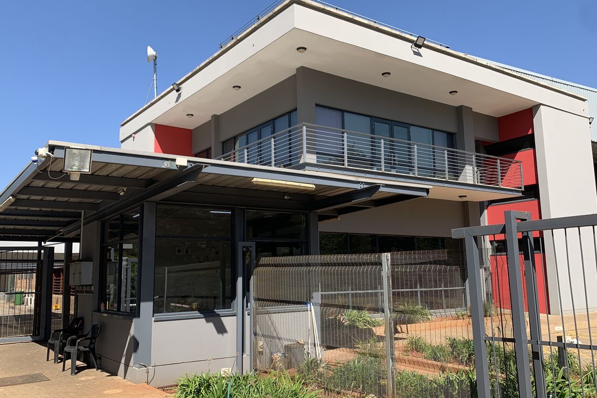 Warehouse to let in Pomona - Photo 4