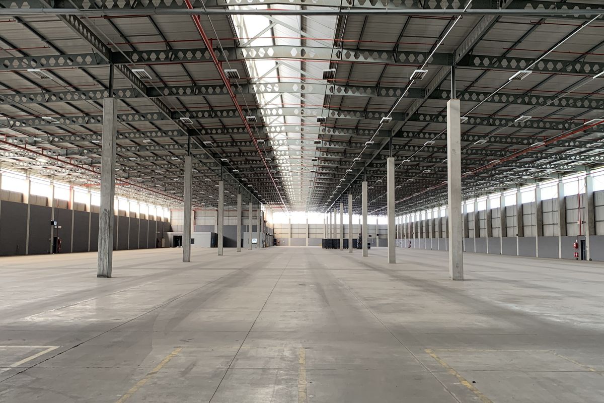 Warehouse to let in Pomona - Photo 2