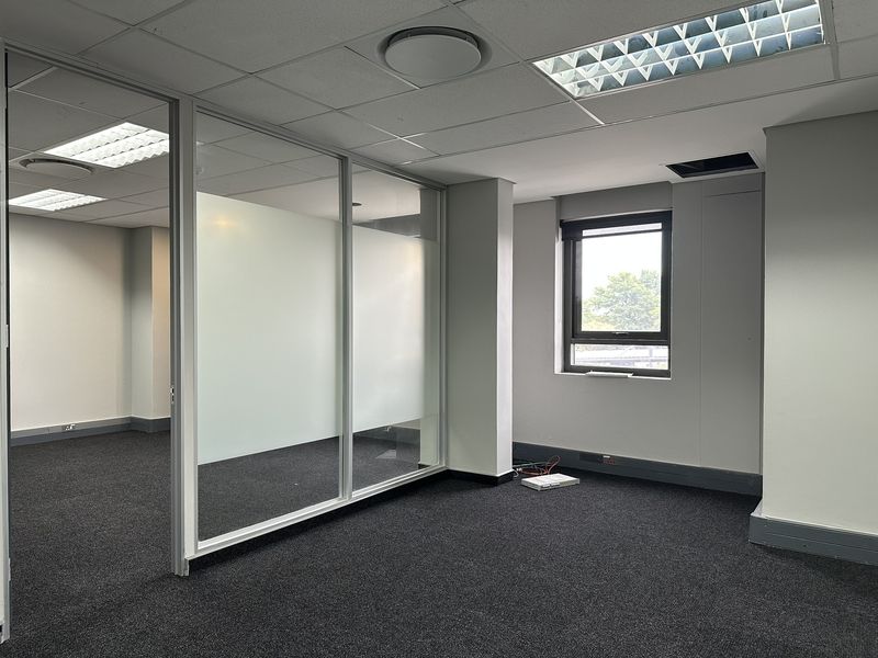 Rent direct from the landlord for added benefits! 144m2 ground floor office to let @ Southdowns - Photo 8