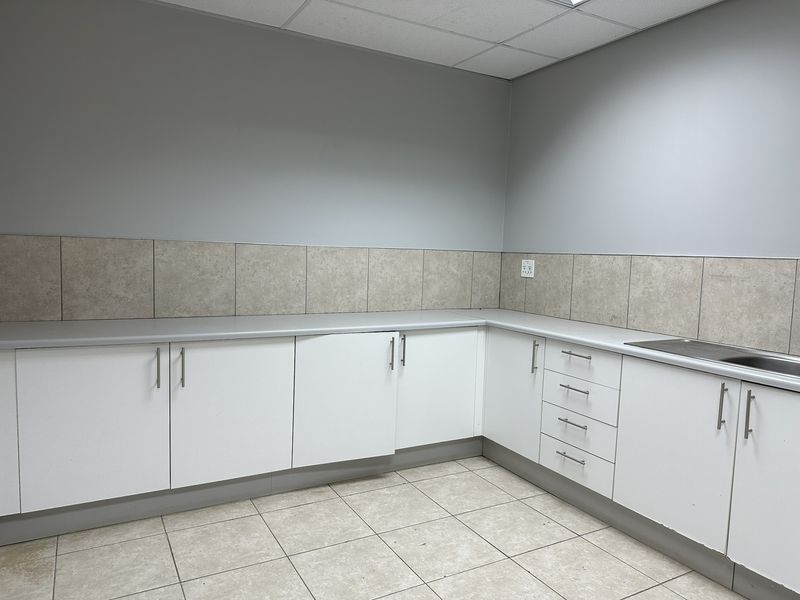 Rent direct from the landlord for added benefits! 144m2 ground floor office to let @ Southdowns - Photo 7