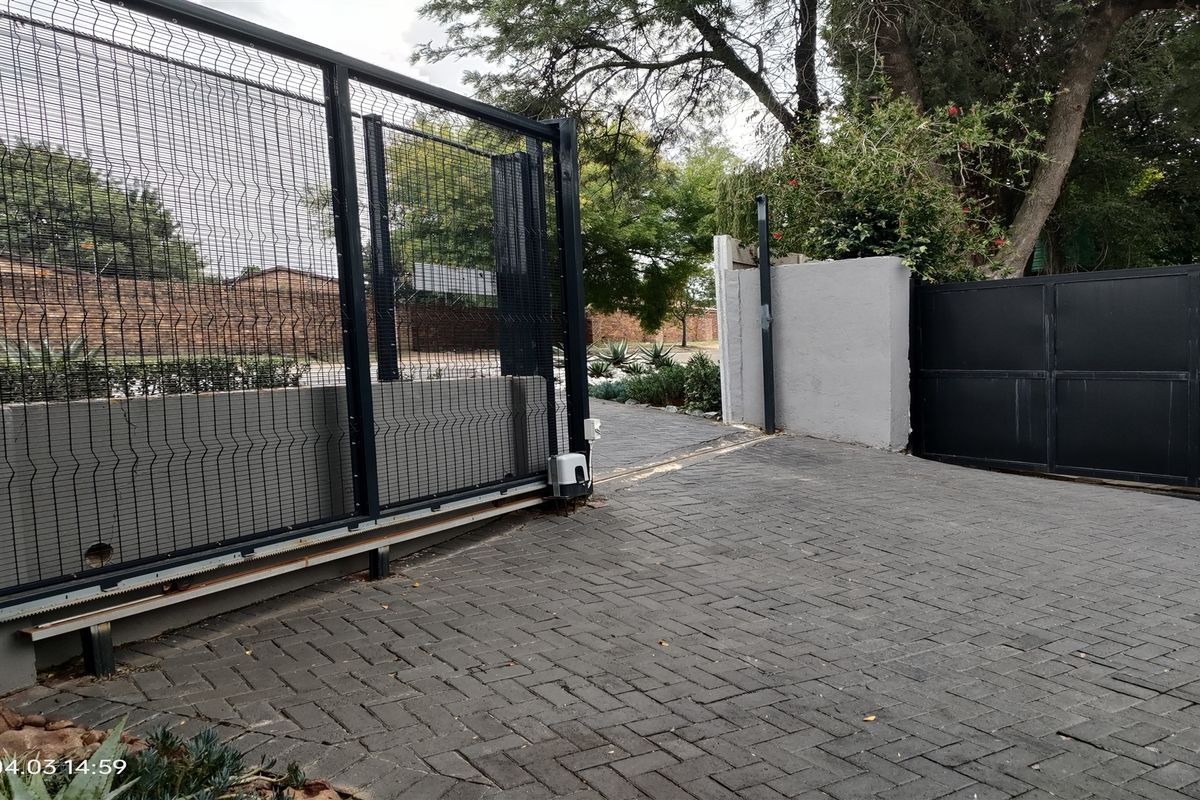 340m2  Warehouse  - FOR SALE - Photo 4