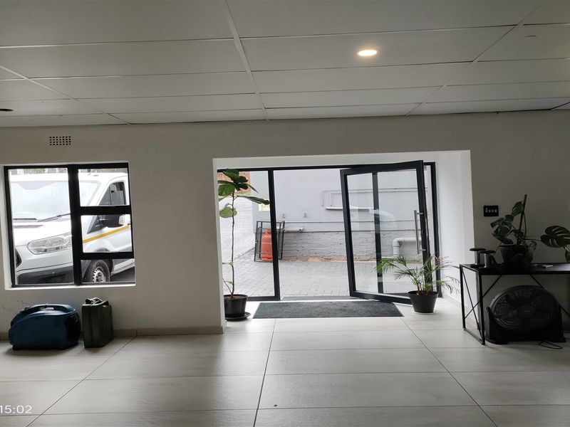 340m2  Warehouse  - FOR SALE - Photo 9